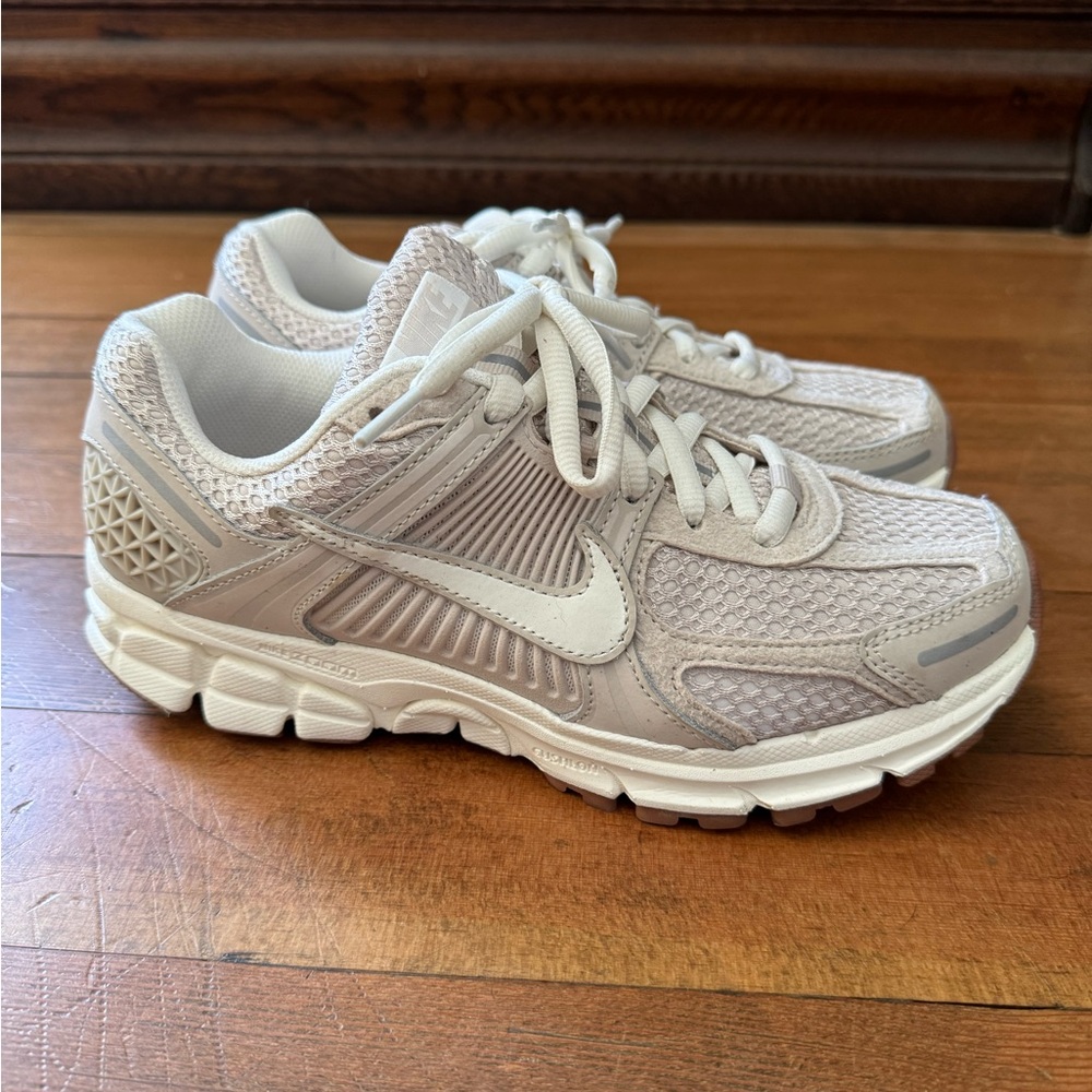 NIKE Zoom Vomero 5, light ore wood brown, sz w8.5
